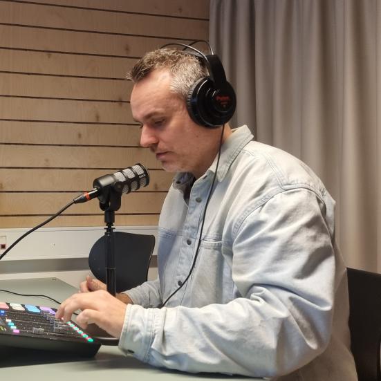 To personer optager podcast på biblioteket i Græsted