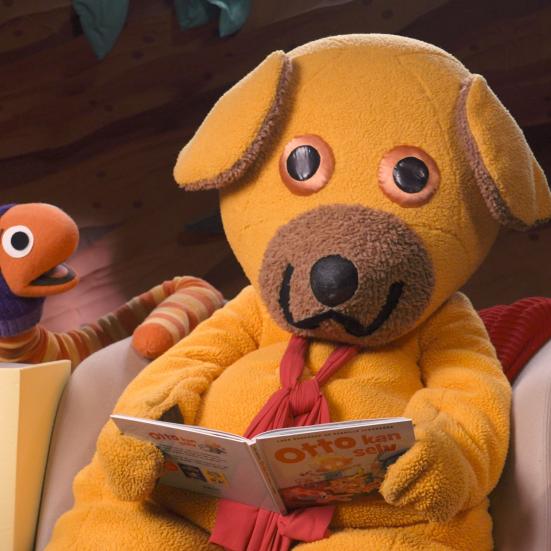 Bamse læser højt for Orm.