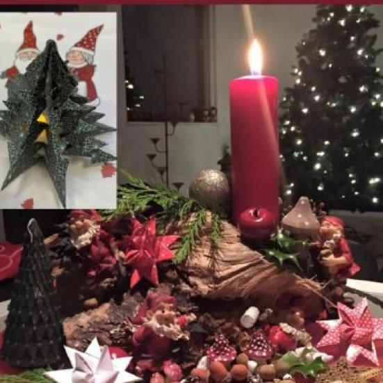 Juledekoration og et klippet juletræ.