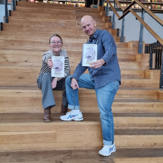 Lea og Alexander står på den store trappe i Gilleleje med hver deres eksemplar af Meter i Sekundet.