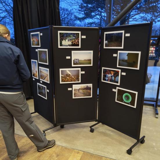 Opslagstavler med fotos på.