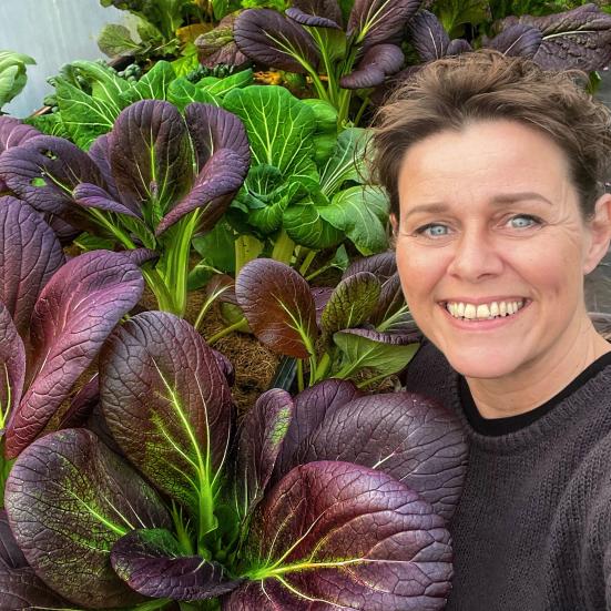 Yen Frydensberg Egebak med et stort kålhoved.