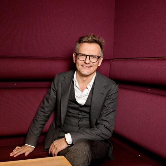 Bent Meier Sørensen i en sofa.