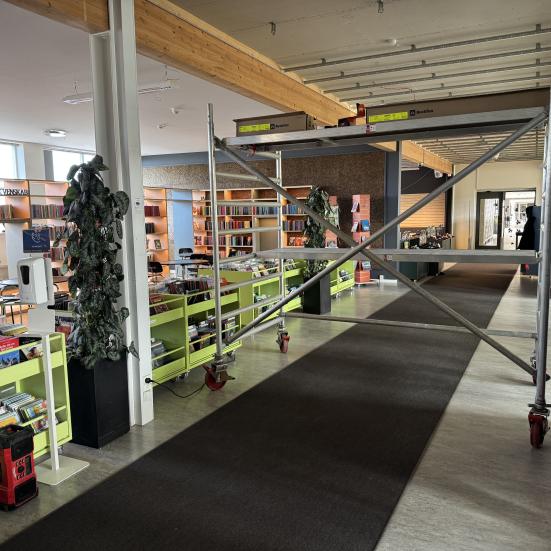 Stillads spærrer en gang i børnebiblioteket.