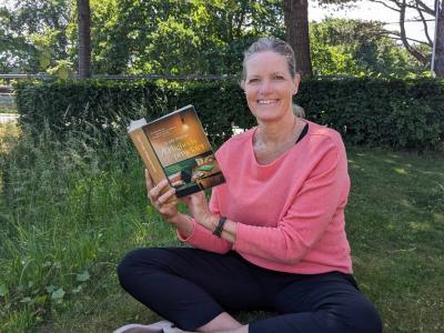Anne viser bog frem