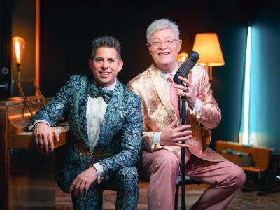 Anders og Red ved klaver og mikrofon.