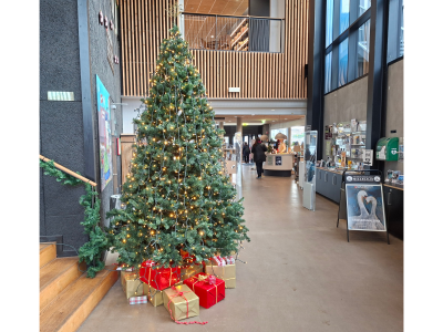 Juletræ med gaver ved biblioteket i Gilleleje.