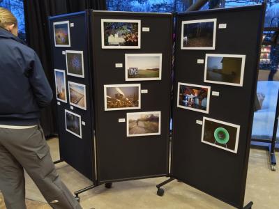 Opslagstavler med fotos på.