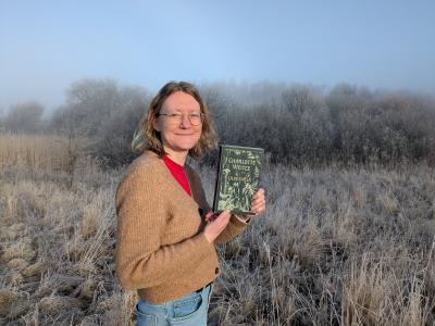 Lea fra biblioteket med Ulvemælk i hånden.