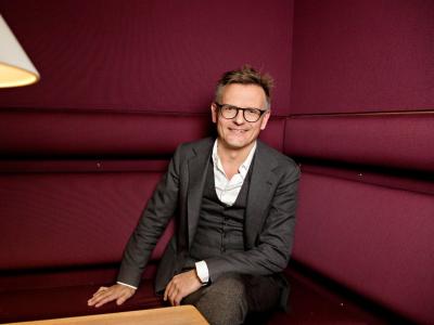 Bent Meier Sørensen i en sofa.