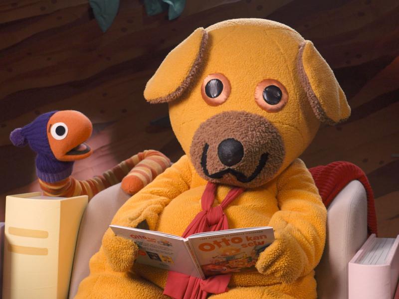 Bamse læser højt for Orm.