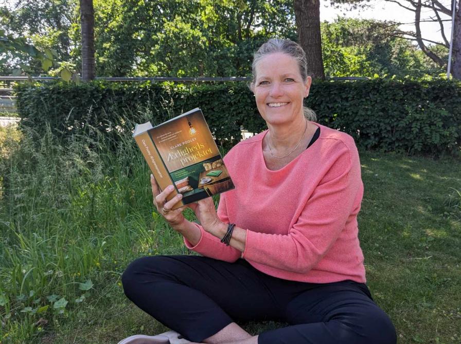 Anne viser bog frem