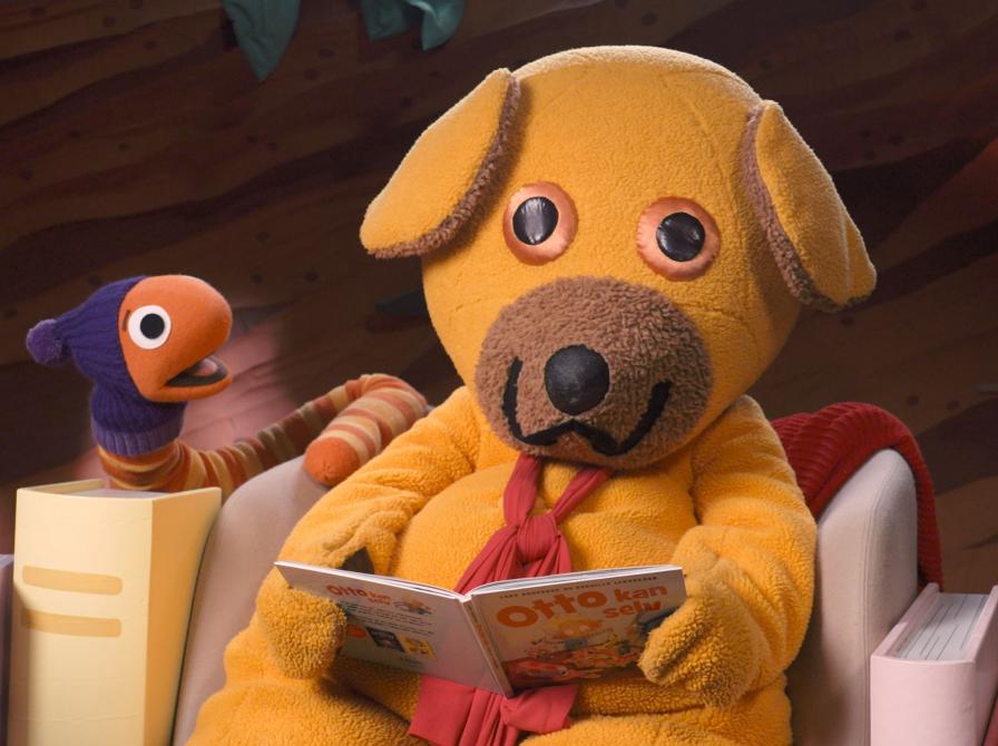 Billede af Bamse, der læser sammen med Orm.