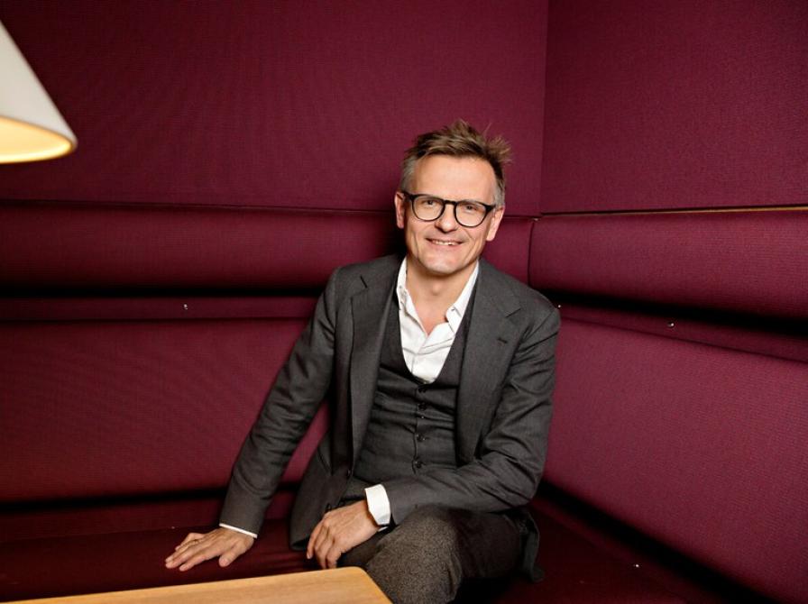 Bent Meier Sørensen i en sofa.