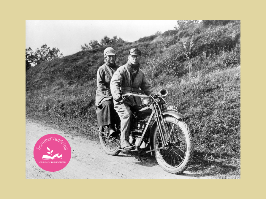 Sort-hvidt fotografi af Johannes V. Jensen og hustru på motorcykel.