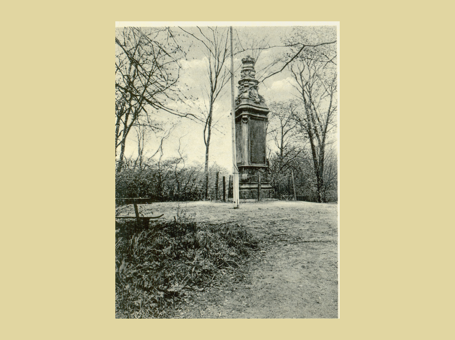 Postkort fra 1930 med Sandflugtsmonumentet, som på postkortet er benævnt "Sandstormsmonumentet". Foto: Gribskov Arkiv.