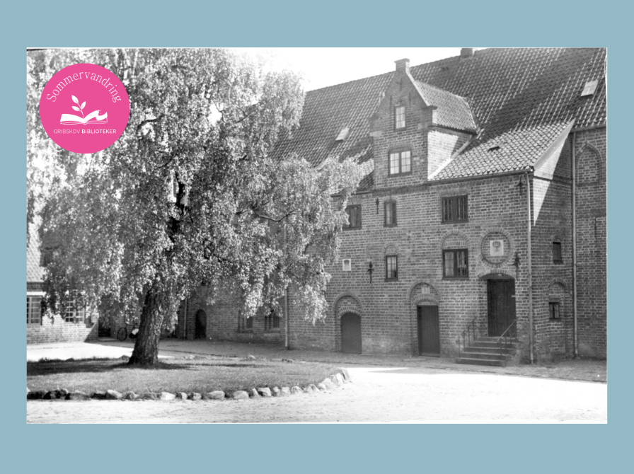Sort-hvidt fotografi af hovedbygningen ved Esrum Kloster.