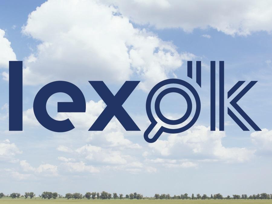 lex dk logo på blå himmel med hvide skyer