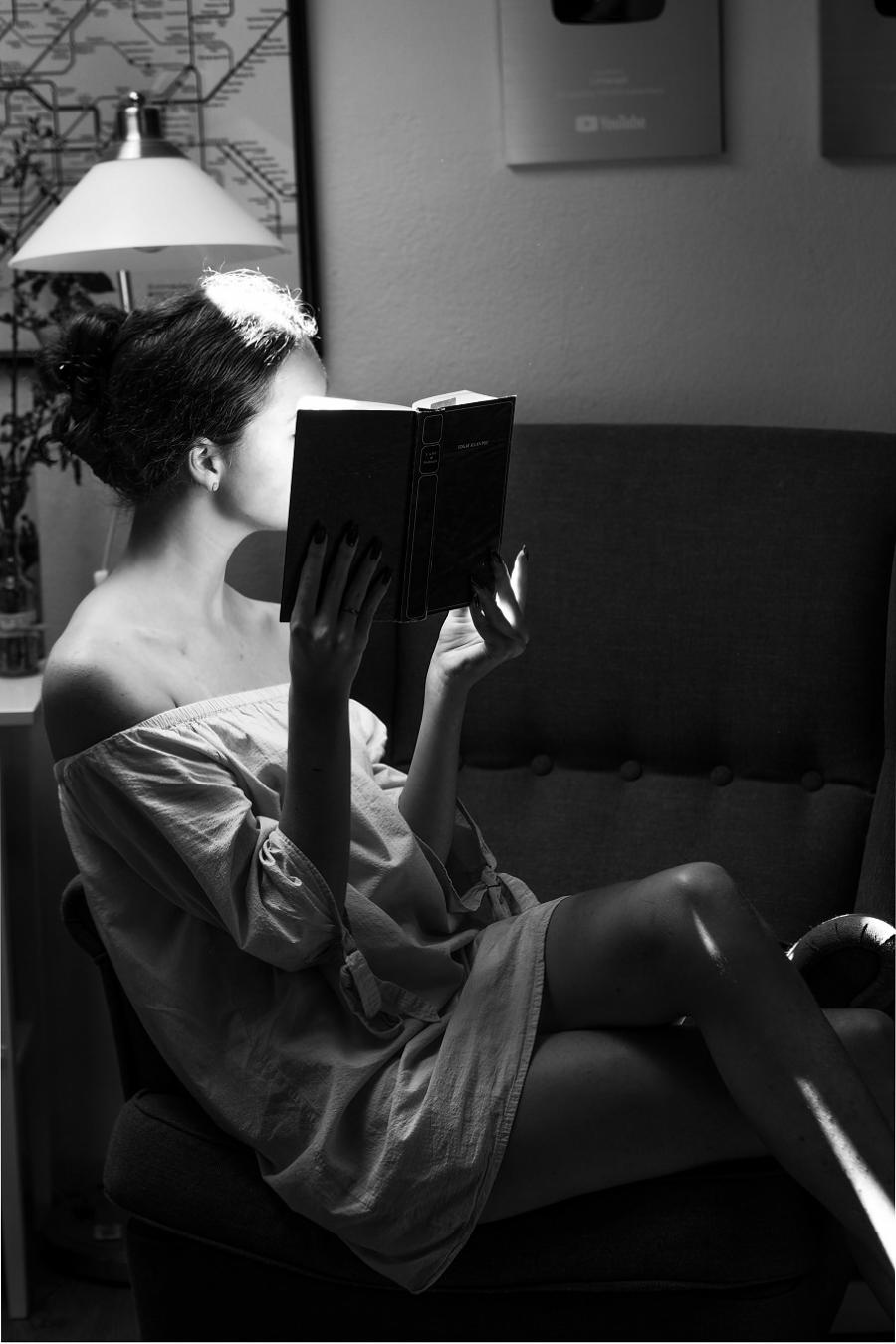 kvinde læser